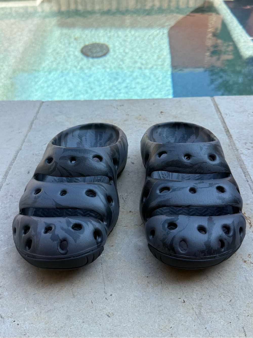 Keen Yogui Black Marble Hybrid Clogs - Women’s Sz 9 Men’s Sz 7